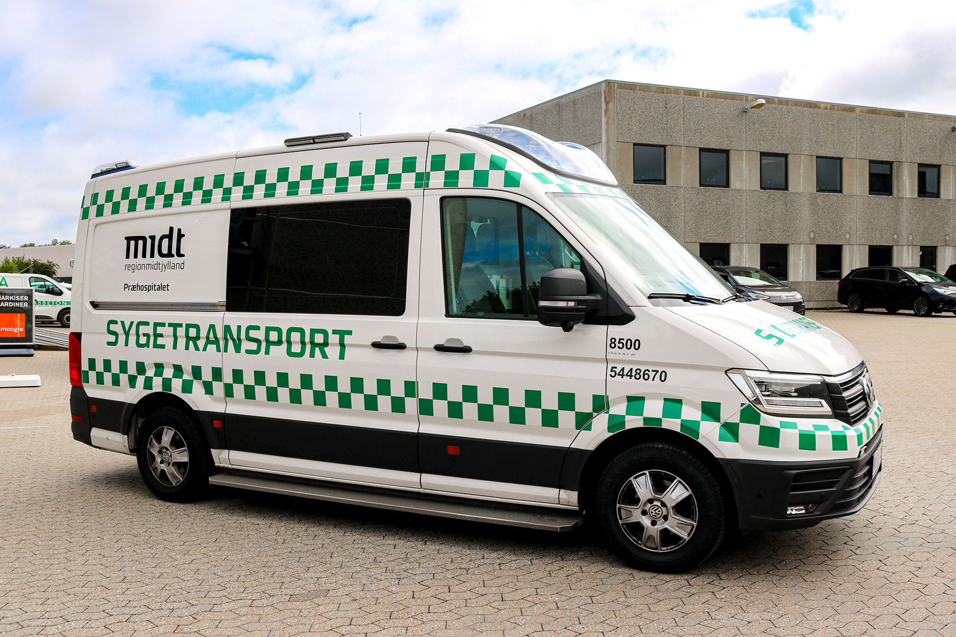 Skiftet vil også give mindre ventetid for patienterne, da sygetransporterne ofte er hurtigere at få fat på og ikke bliver omdisponeret til mere hastende opgaver.